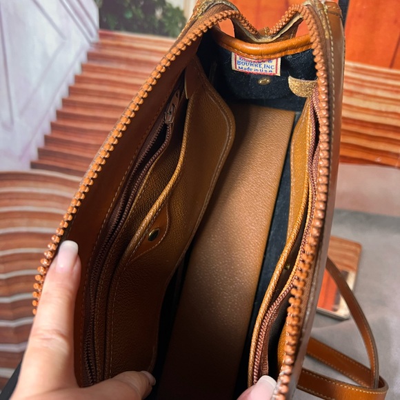 Dooney & Bourke Black and Tan Leather Crossbody Shoulder Bag, great condition - Picture 6 of 17